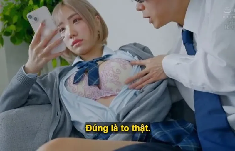 Cô nàng học sinh băng giá ấy chỉ khao khát tiền bạc, chàng trai tha hồ muốn hành động gì với em cũng được.